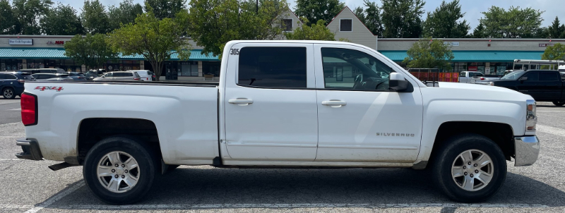 2017 Chevrolet Silverado 1500 4WD Crew Cab 4 DR photo 4