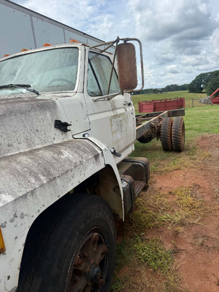 1986 Ford F8000 photo 2