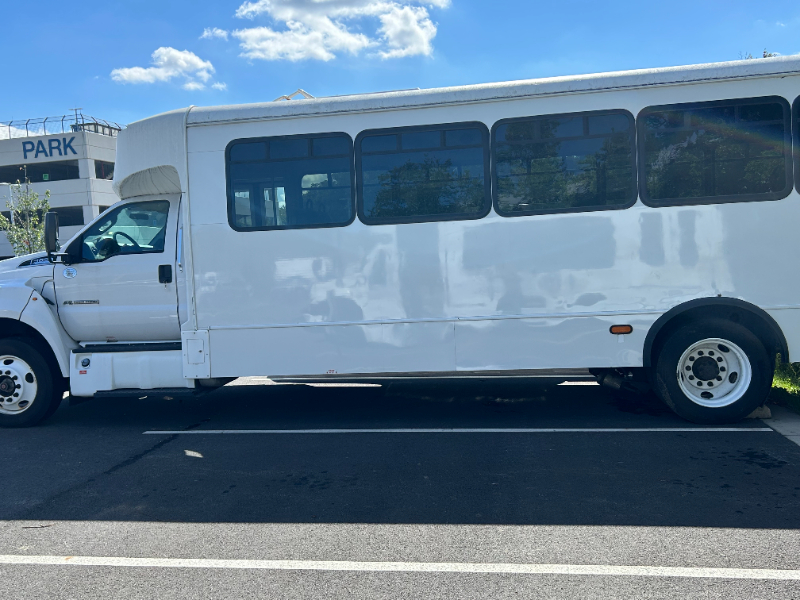 2017 Ford F650 Super Duty Bus photo 2