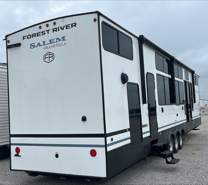 2025 Travel Trailer photo 2