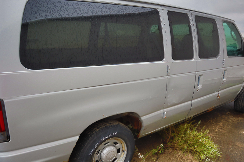 2005 Ford Econoline Cargo Van E-150 photo 4