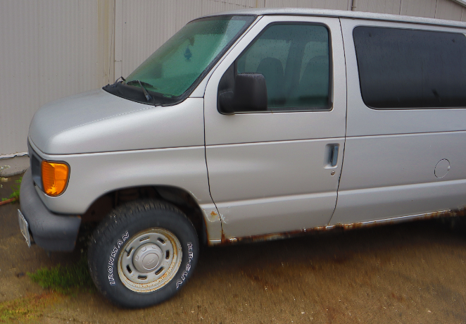 2005 Ford Econoline Cargo Van E-150 photo 2