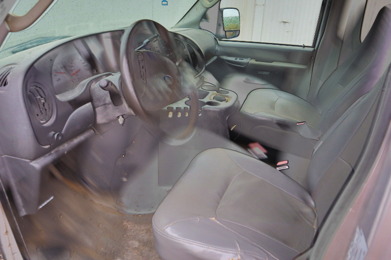2005 Ford Econoline Cargo Van E-150 photo 7