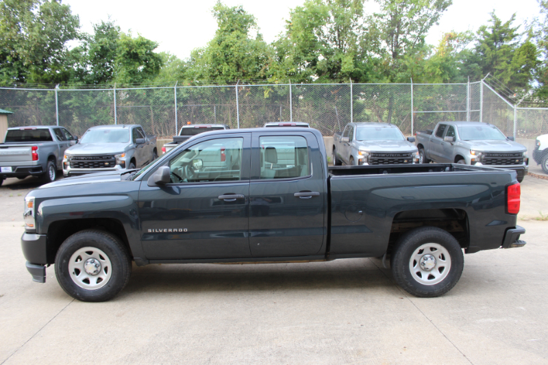 2018 Chevrolet Silverado 4X4 Truck photo 2