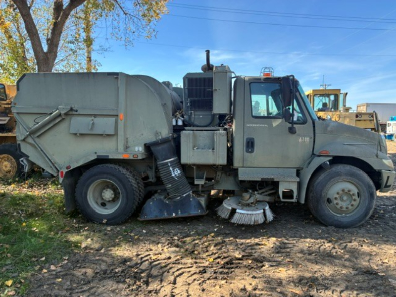 2003 International Sweeper Truck photo 2