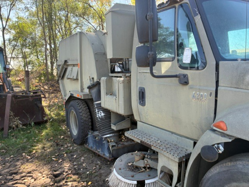 2003 International Sweeper Truck photo 5